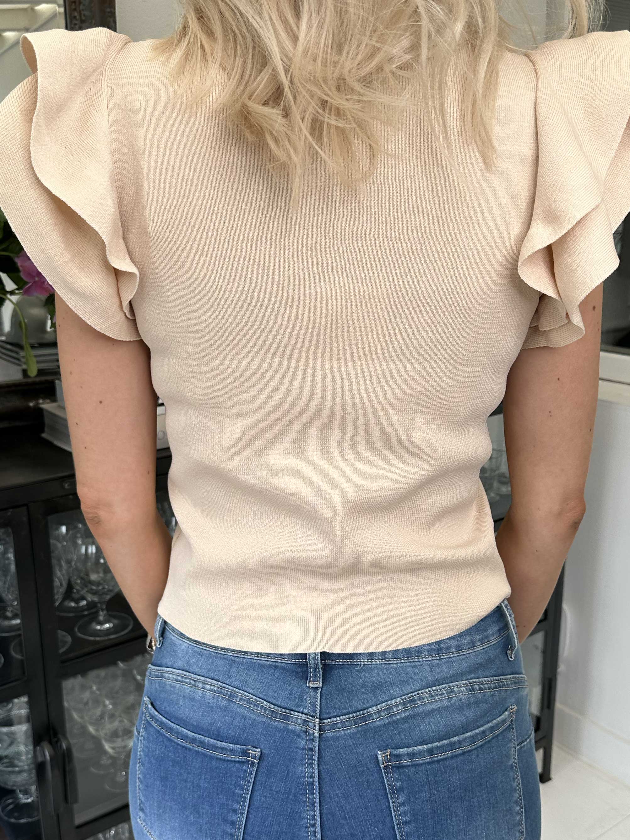 Eva - Feminin t-shirt med söta volangärmar - Beige